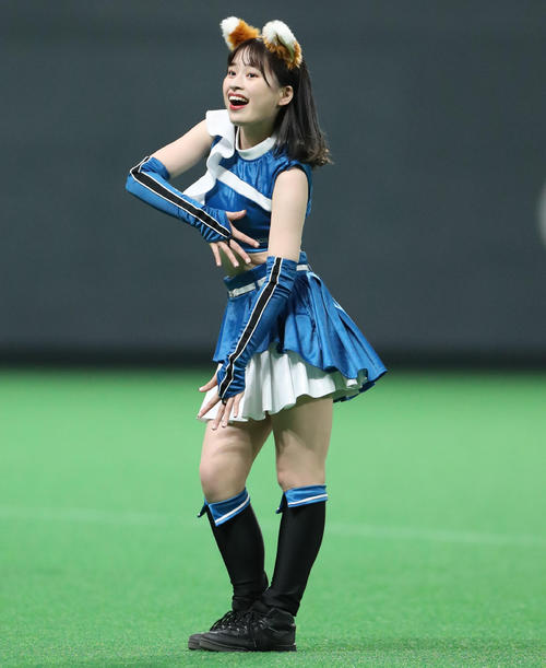 きつねダンスを踊るファイターズガール（2022年6月18日撮影）