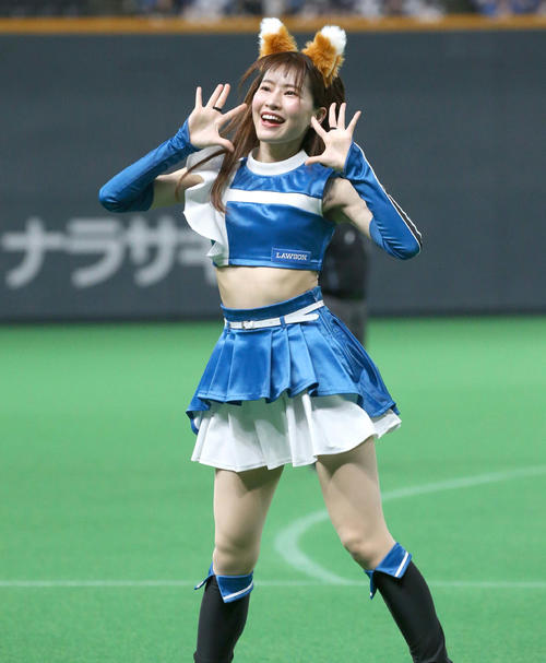 きつねダンスを披露するファイターズガール（2022年6月12日撮影）