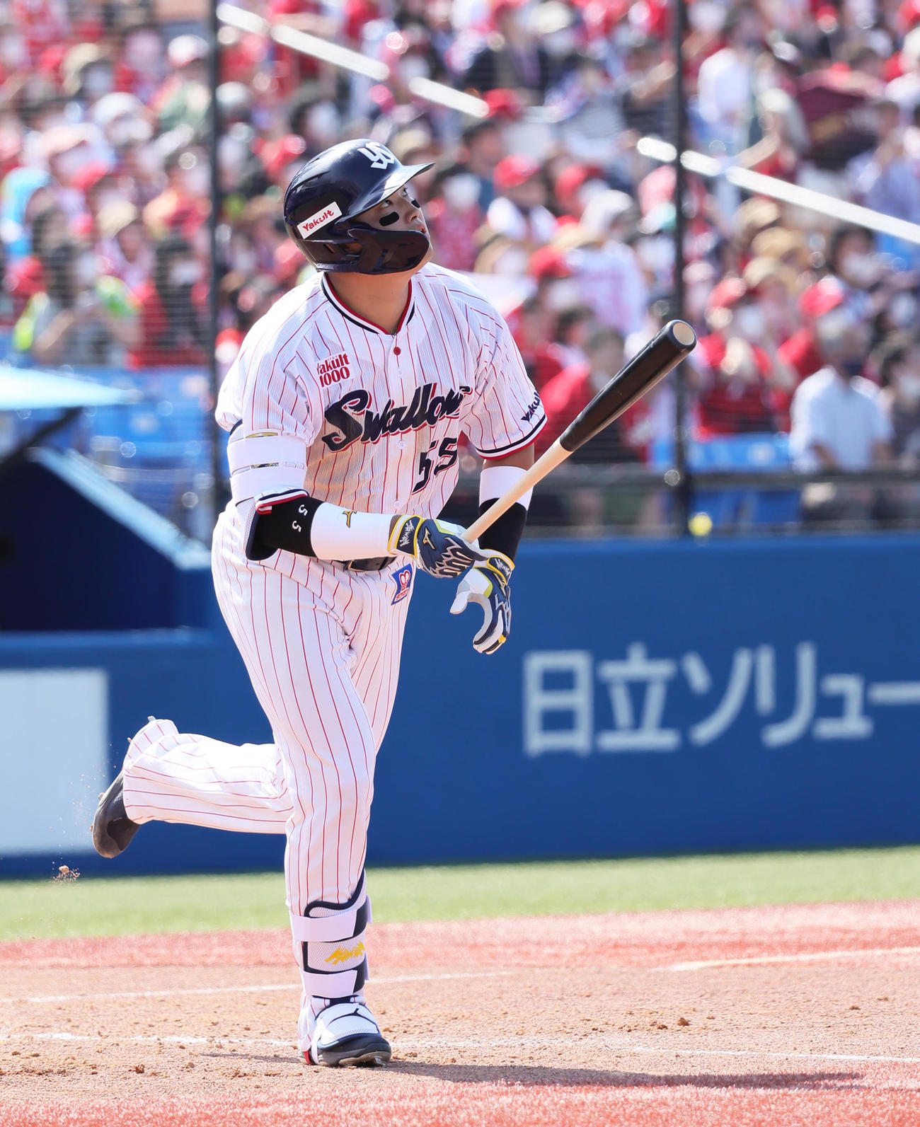 ヤクルト対広島　5回裏ヤクルト2死、2打席連続となる右越え本塁打を放つ村上（撮影・足立雅史）