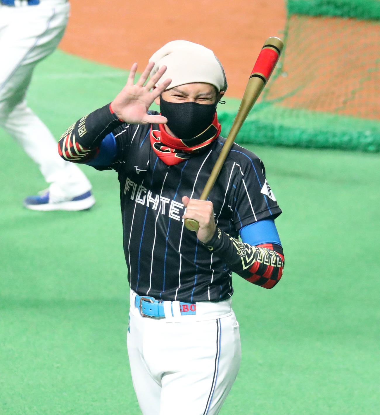 トスバッティングを終え笑顔を見せる日本ハム新庄監督（撮影・佐藤翔太）
