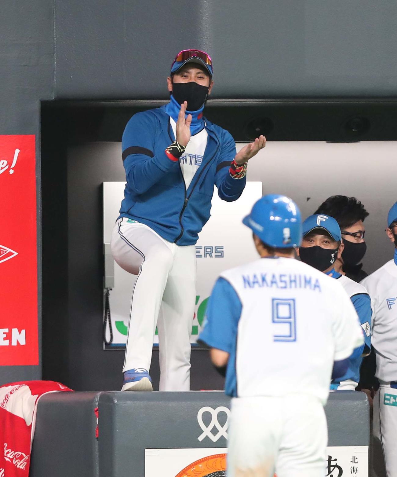 日本ハム対ロッテ　3回裏、生還した中島を出迎える新庄監督（撮影・黒川智章）