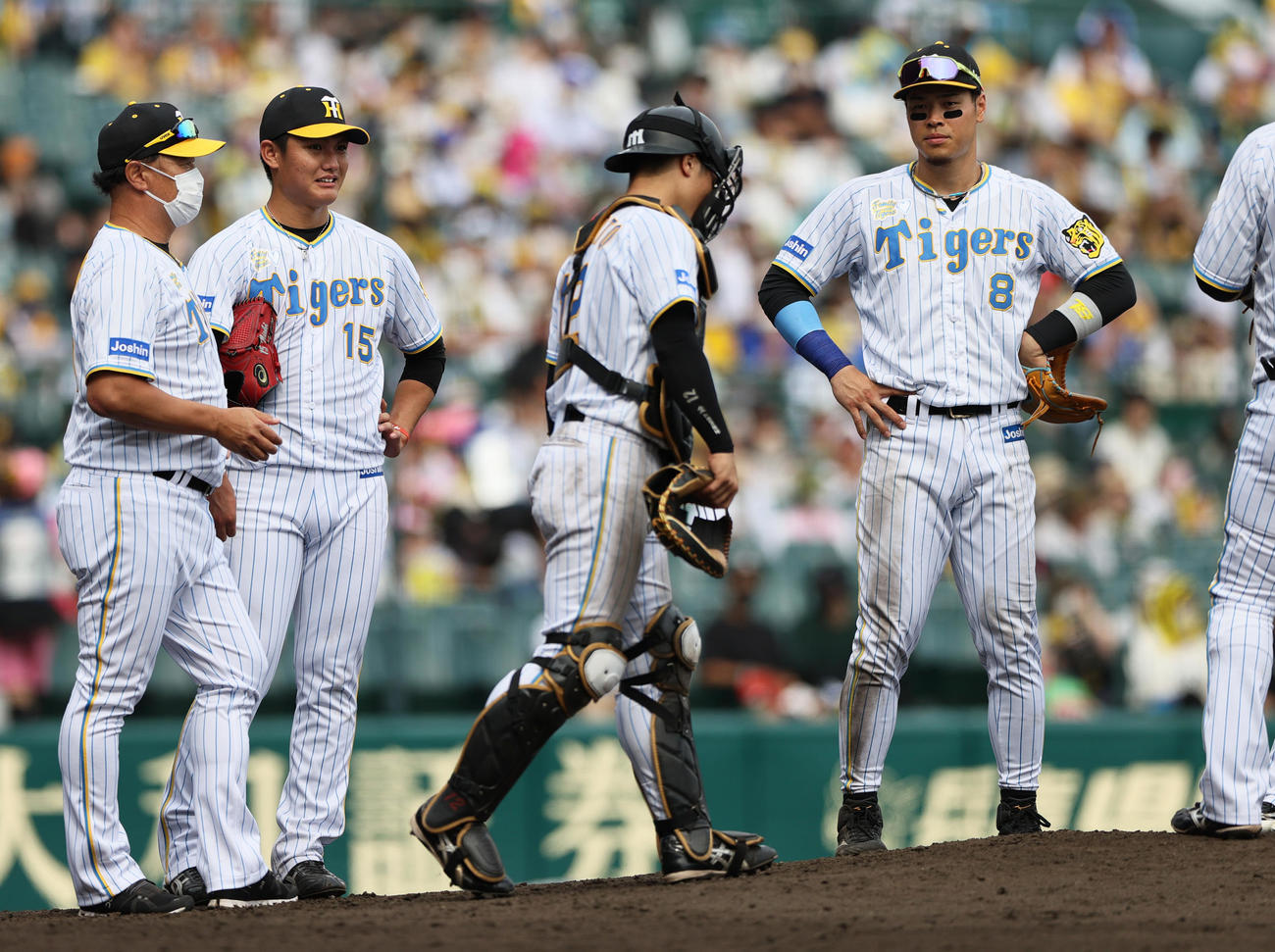 阪神対DeNA 4回表DeNA1死、西純（左から2人目）は京山の四球を出し降板となる（撮影・上山淳一）