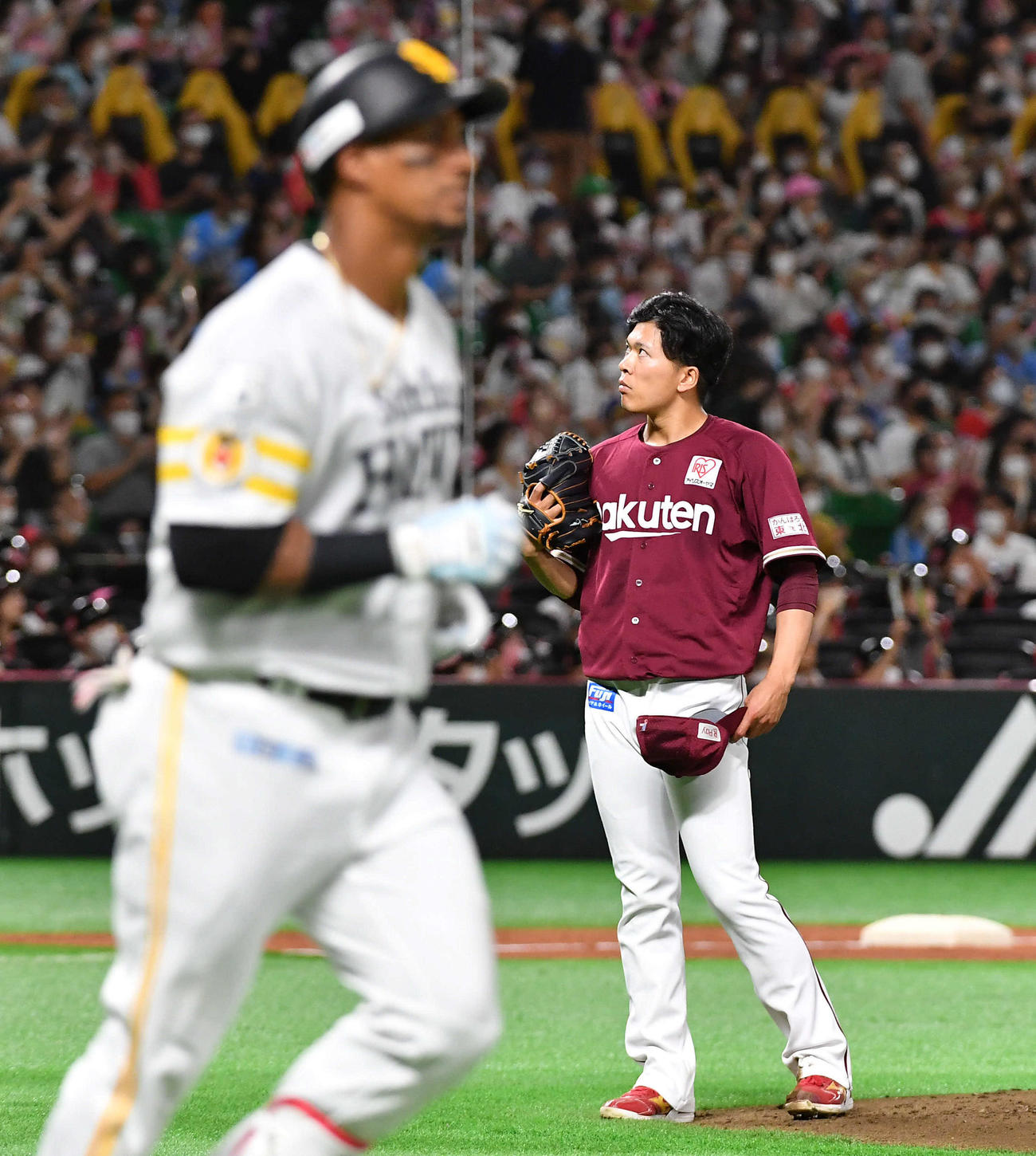 ソフトバンク対楽天　3回裏ソフトバンク2死、グラシアル（左）に右越え本塁打を打たれ、肩を落とす早川（撮影・岩下翔太）