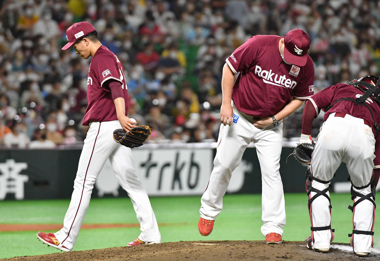 ソフトバンク対楽天　6回裏途中で降板となり、肩を落としてベンチへ戻る早川（撮影・岩下翔太）