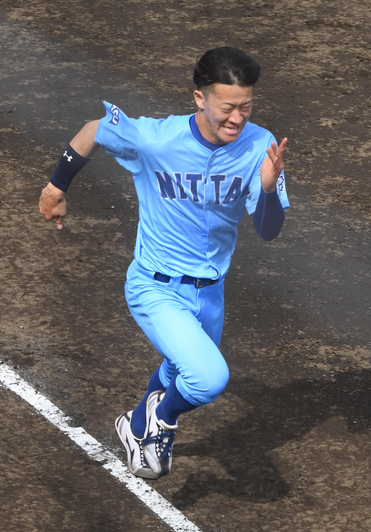 紅白戦の後、50メートルを走る日体大・矢沢、5秒98を出した（撮影・柴田隆二）