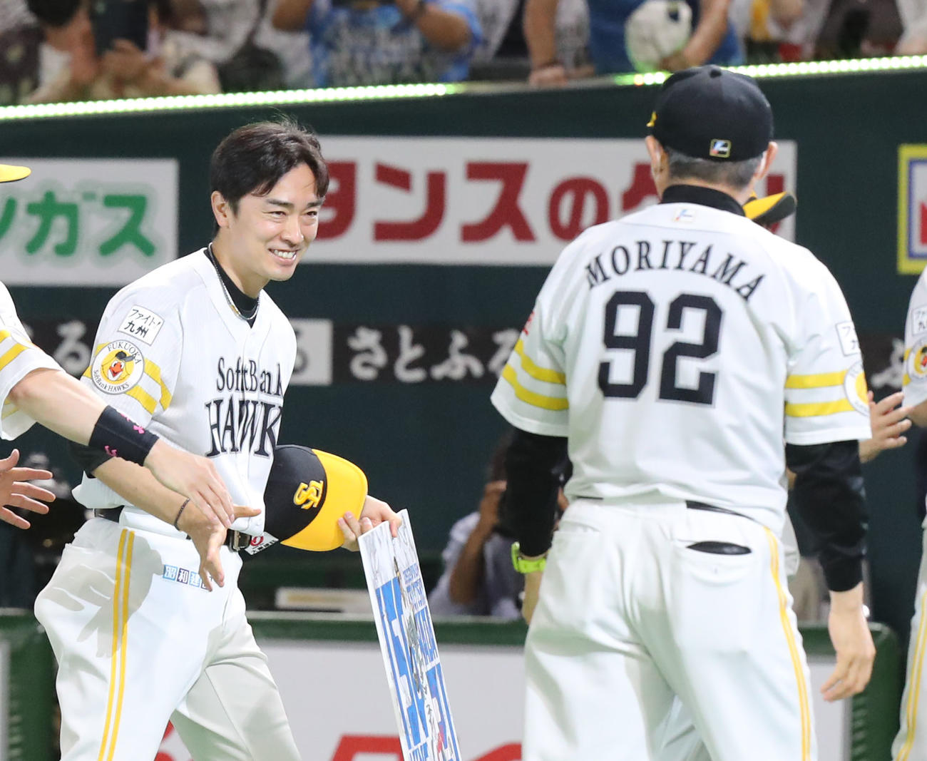ソフトバンク対楽天　日米通算150勝を達成し、森山投手コーチから祝福される和田（撮影・屋方直哉）