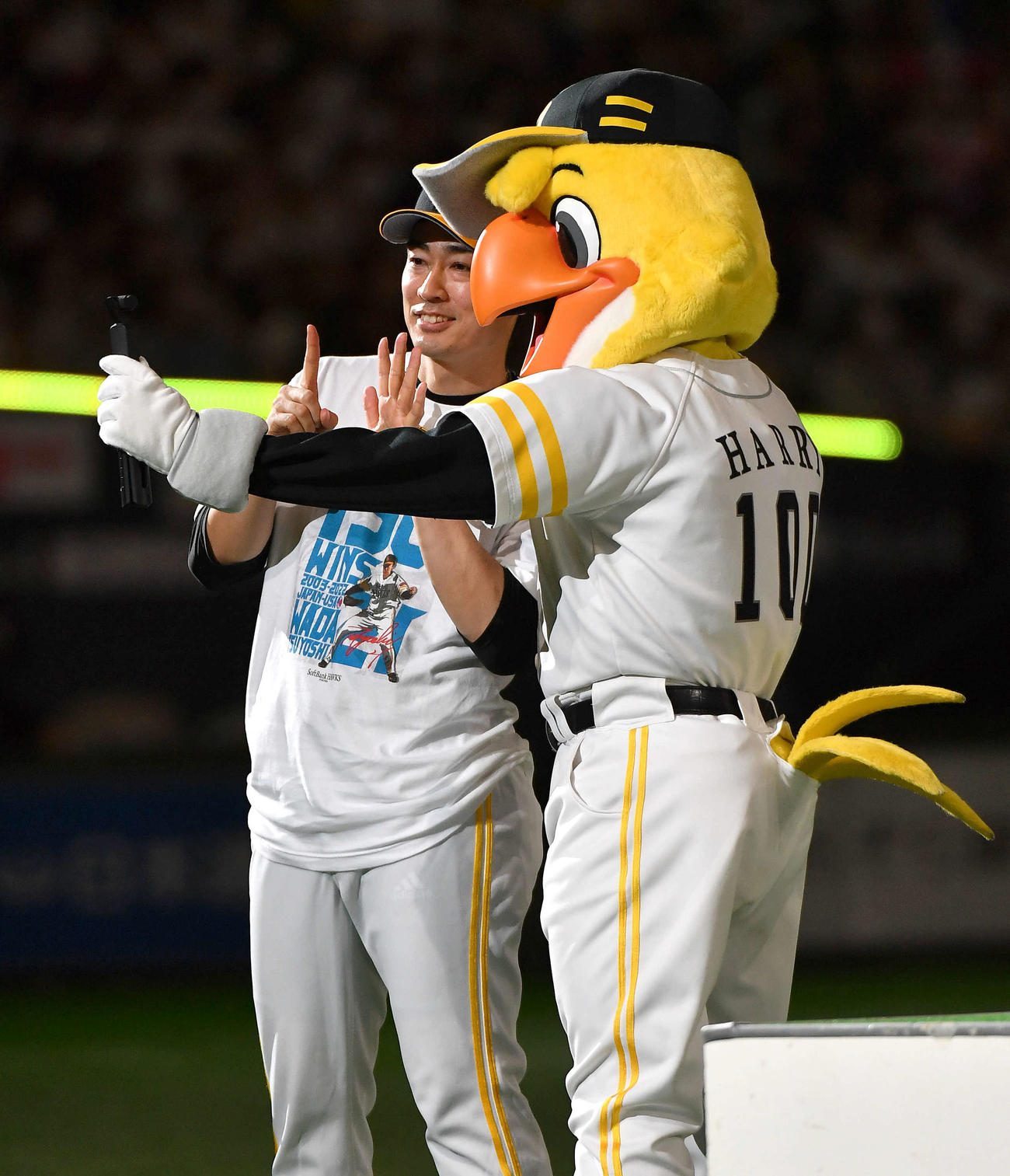 ソフトバンク対楽天　日米通算150勝を達成した和田は、ハリーホークの撮影するカメラに笑顔を見せる（撮影・岩下翔太）