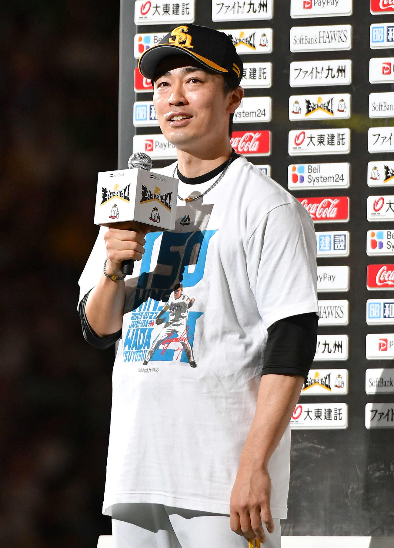 ソフトバンク対楽天　日米通算150勝を達成した和田は、記念Tシャツを着て笑顔でヒーローインタビューに答える（撮影・岩下翔太）