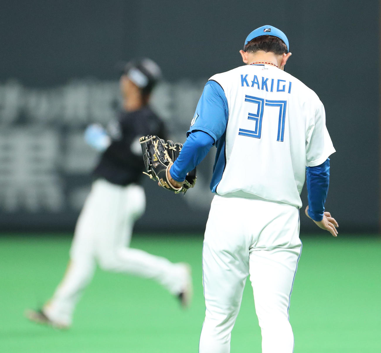 日本ハム対ロッテ　9回表ロッテ1死、藤原（左後方）を遊邪飛に仕留める柿木（撮影・佐藤翔太）