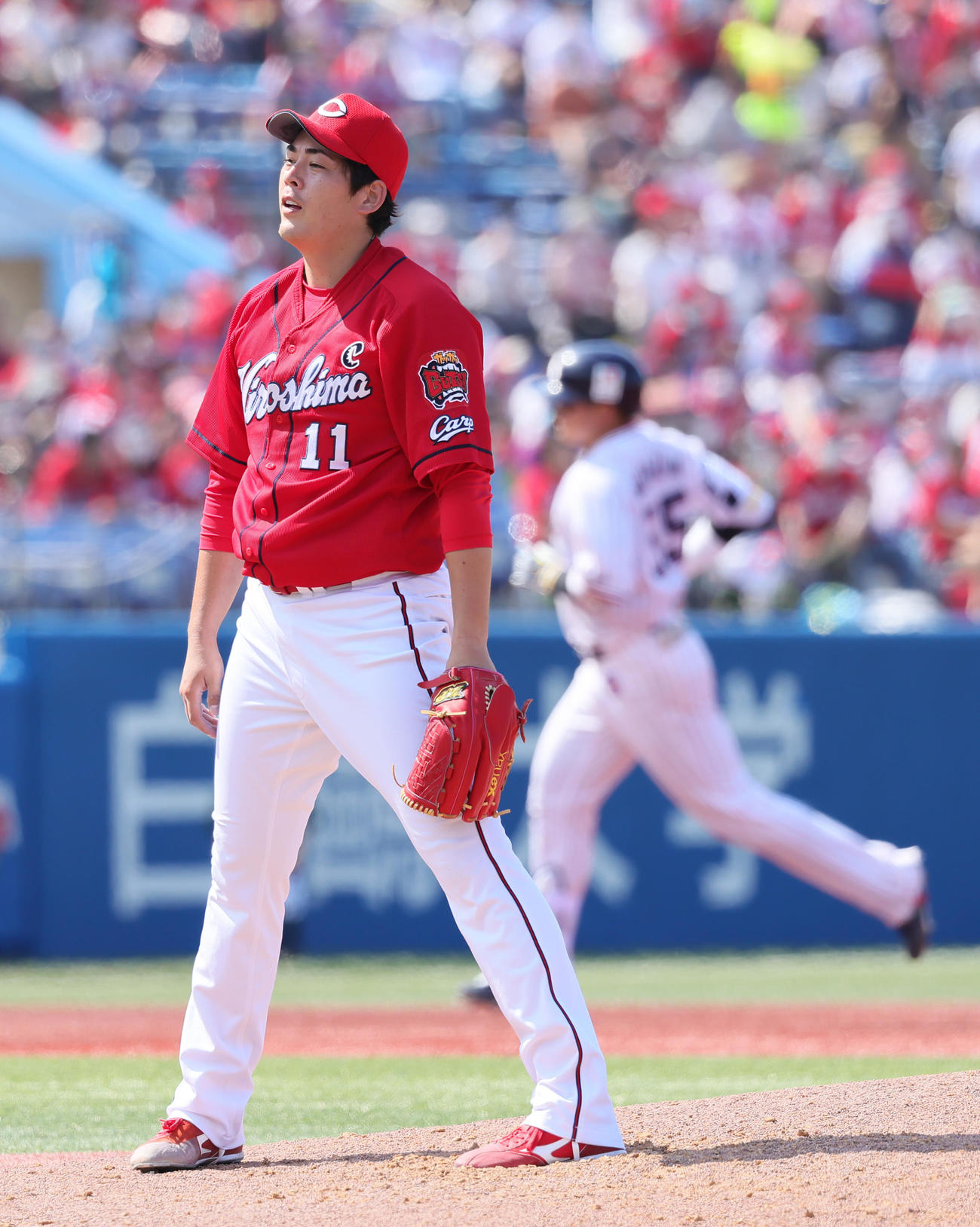 ヤクルト対広島　5回裏ヤクルト2死、村上（後方）に2打席連続となる右越え本塁打を浴びうなだれる九里（撮影・足立雅史）