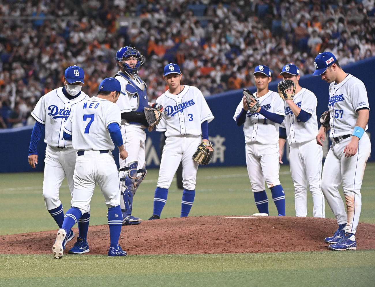 中日対巨人　9回表巨人2死、中日4番手マウンドに向かう根尾（撮影・森本幸一）