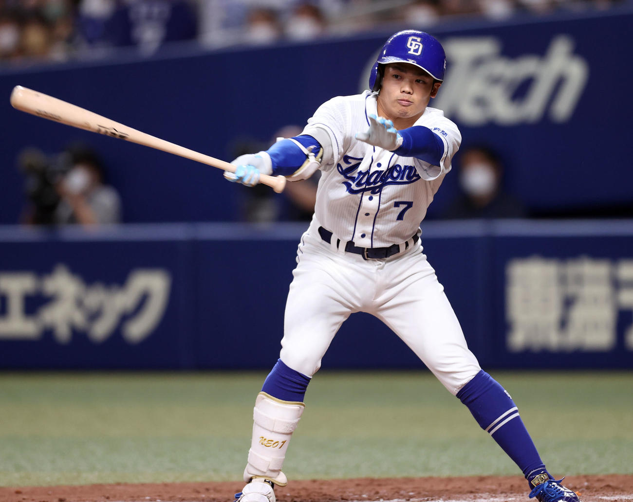 中日対巨人　9回裏中日1死一塁、空振り三振に倒れる根尾（撮影・狩俣裕三）