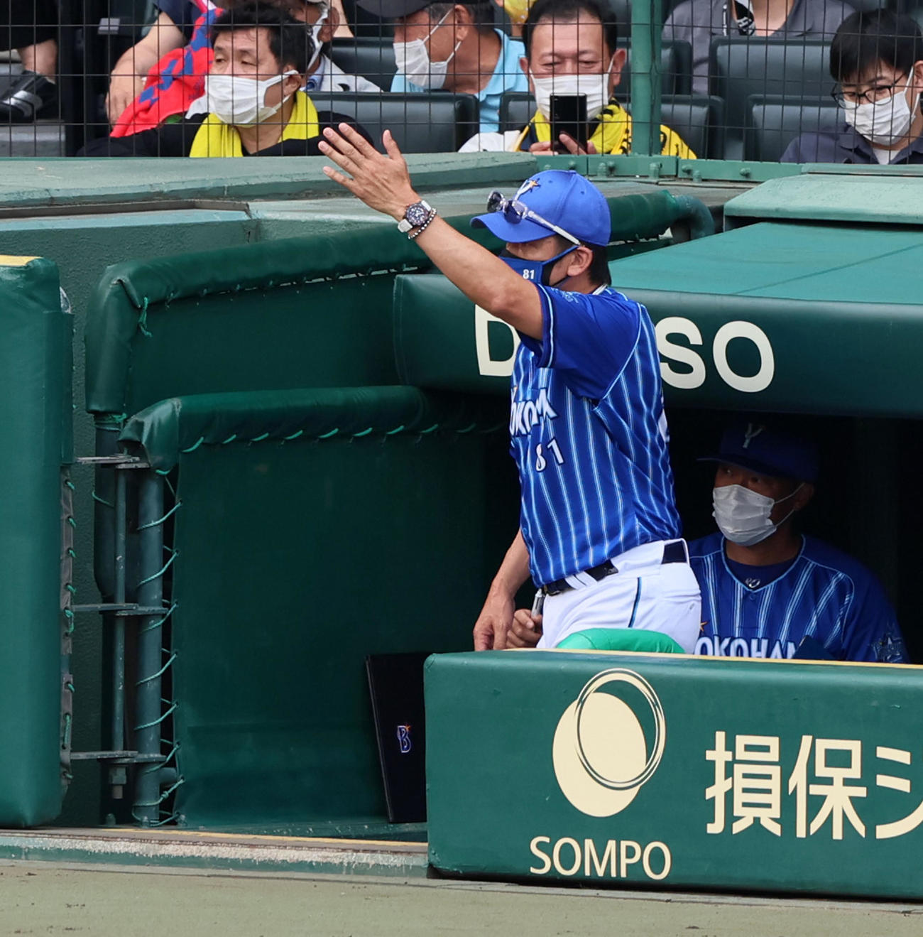 阪神対DeNA 7回裏阪神1死二、三塁、三浦監督は打者大山に敬遠四球を申告する（撮影・加藤哉）