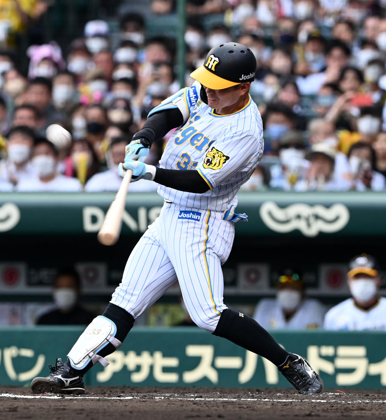 阪神対DeNA 7回裏阪神1死満塁、糸原は同点中犠飛を放つ（撮影・前岡正明）