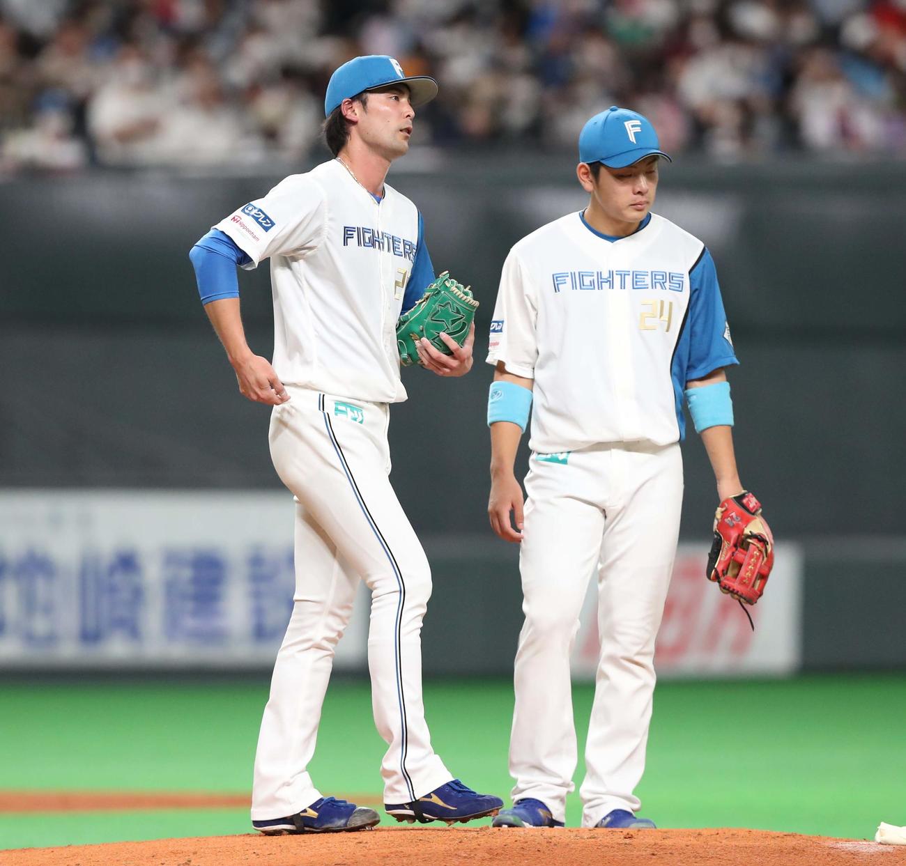 日本ハム対ロッテ　1回表、3失点し渋い表情の上原（左）（撮影・黒川智章）
