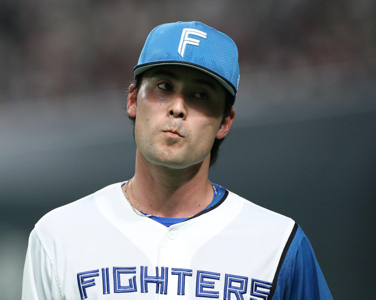 日本ハム対ロッテ　4回表ロッテ2死一、二塁、荻野に中前適時打を打たれる上原（撮影・佐藤翔太）