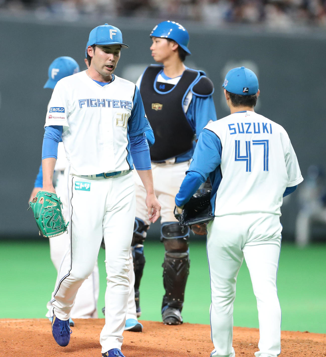 日本ハム対ロッテ　6回途中で降板する日本ハム上原（撮影・佐藤翔太）