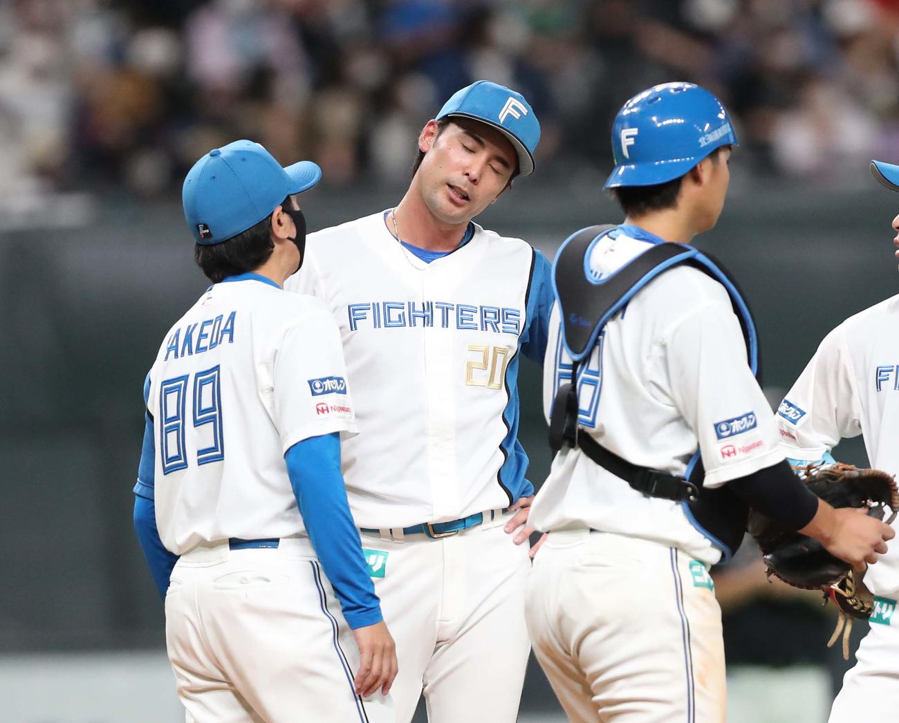 日本ハム対ロッテ　6回途中降板の上原はマウンドで首をかしげる（撮影・黒川智章）