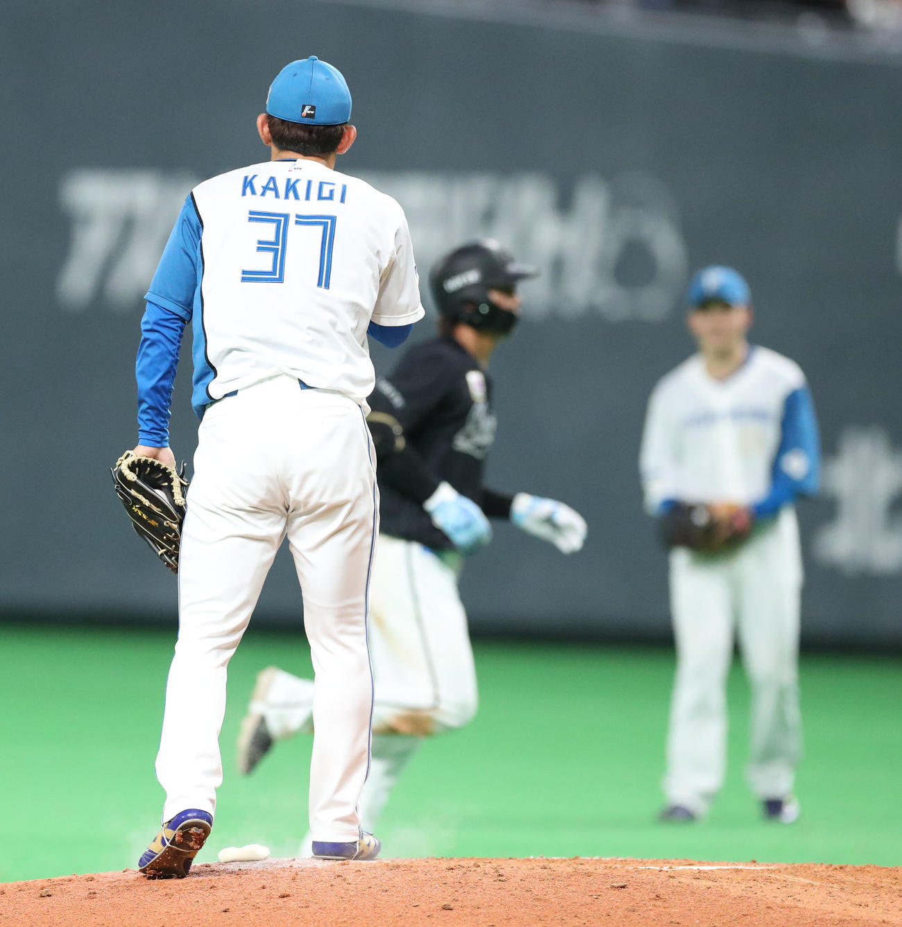 日本ハム対ロッテ　9回表ロッテ1死、藤原（中央）を遊邪飛に仕留める柿木（撮影・佐藤翔太）