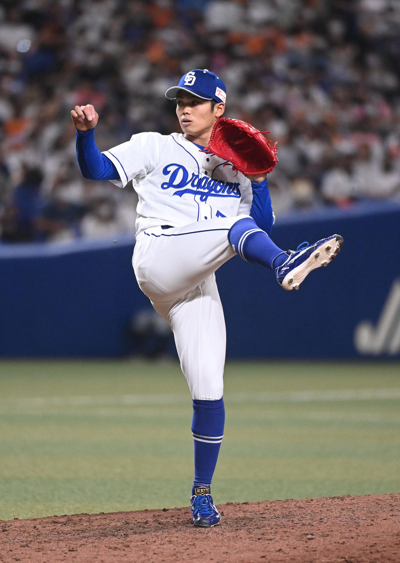 中日対巨人　9回表巨人2死、中日4番手で登板する根尾（撮影・森本幸一）