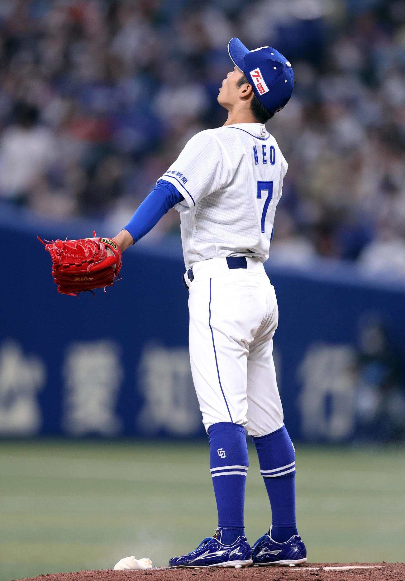 中日対巨人　9回表巨人2死、登板前、マウンドで大きく息を吸う中日3番手の根尾（撮影・狩俣裕三）