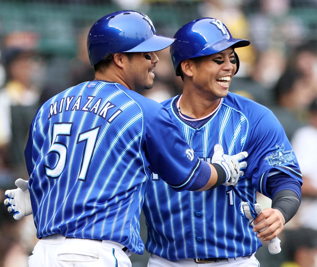 8回表DeNA1死一、二塁、神里和毅の中越え2点適時三塁打で生還し喜ぶ宮崎（左）と桑原（撮影・上山淳一）