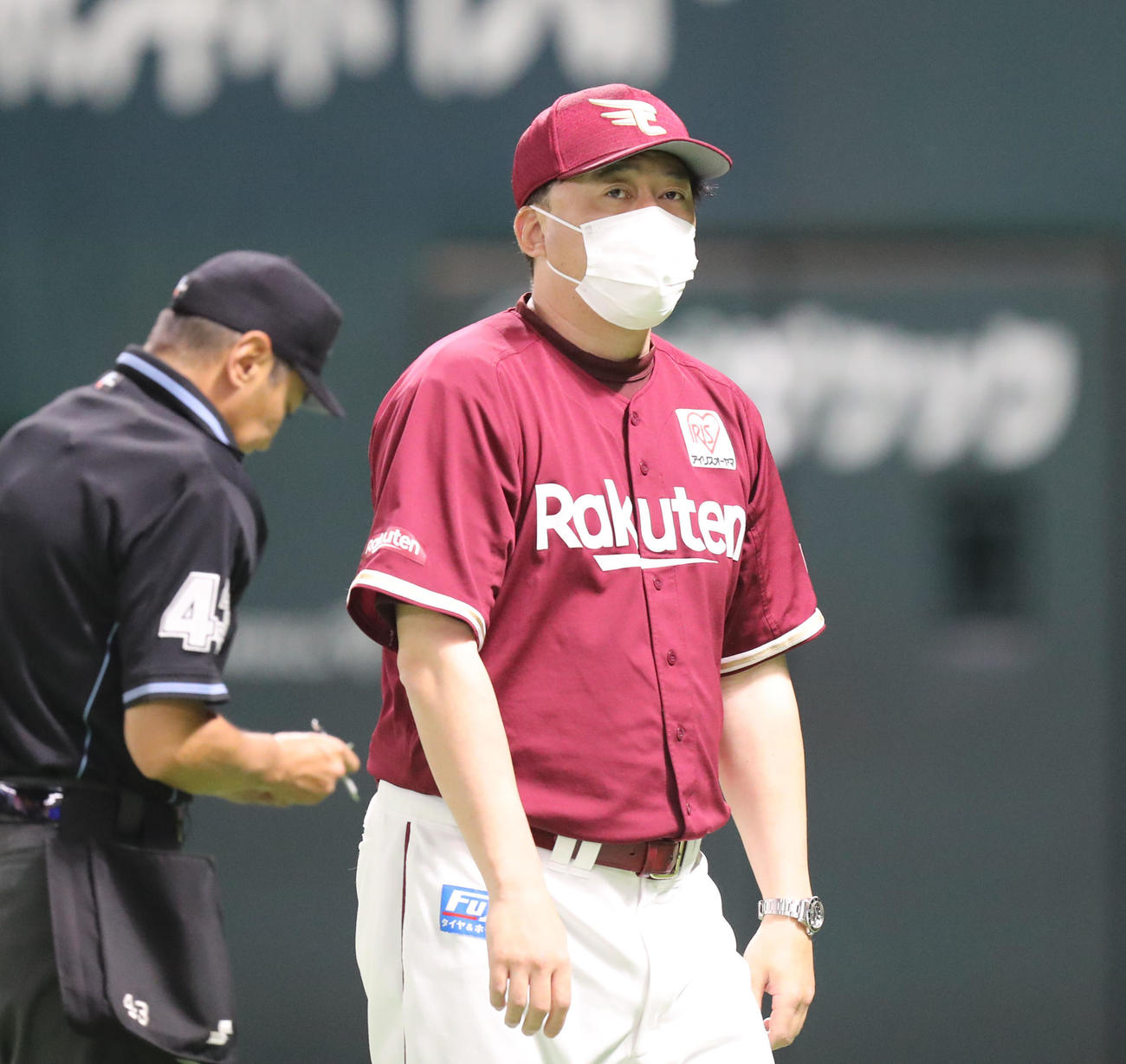 ソフトバンク対楽天　6回裏ソフトバンク2死三塁、投手の交代を告げ、ベンチに戻る石井監督（撮影・屋方直哉）