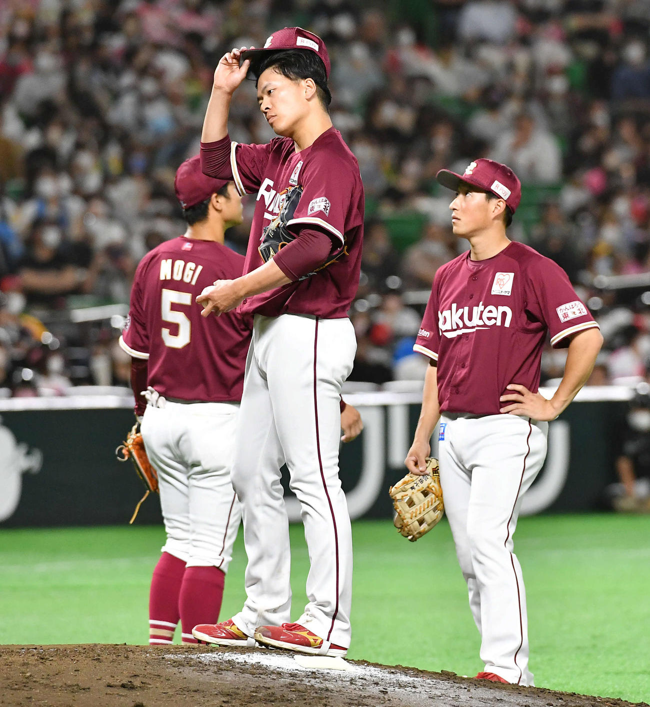 ソフトバンク対楽天　6回裏途中で降板となった早川（中央）は悔しそうな表情を見せる（撮影・岩下翔太）