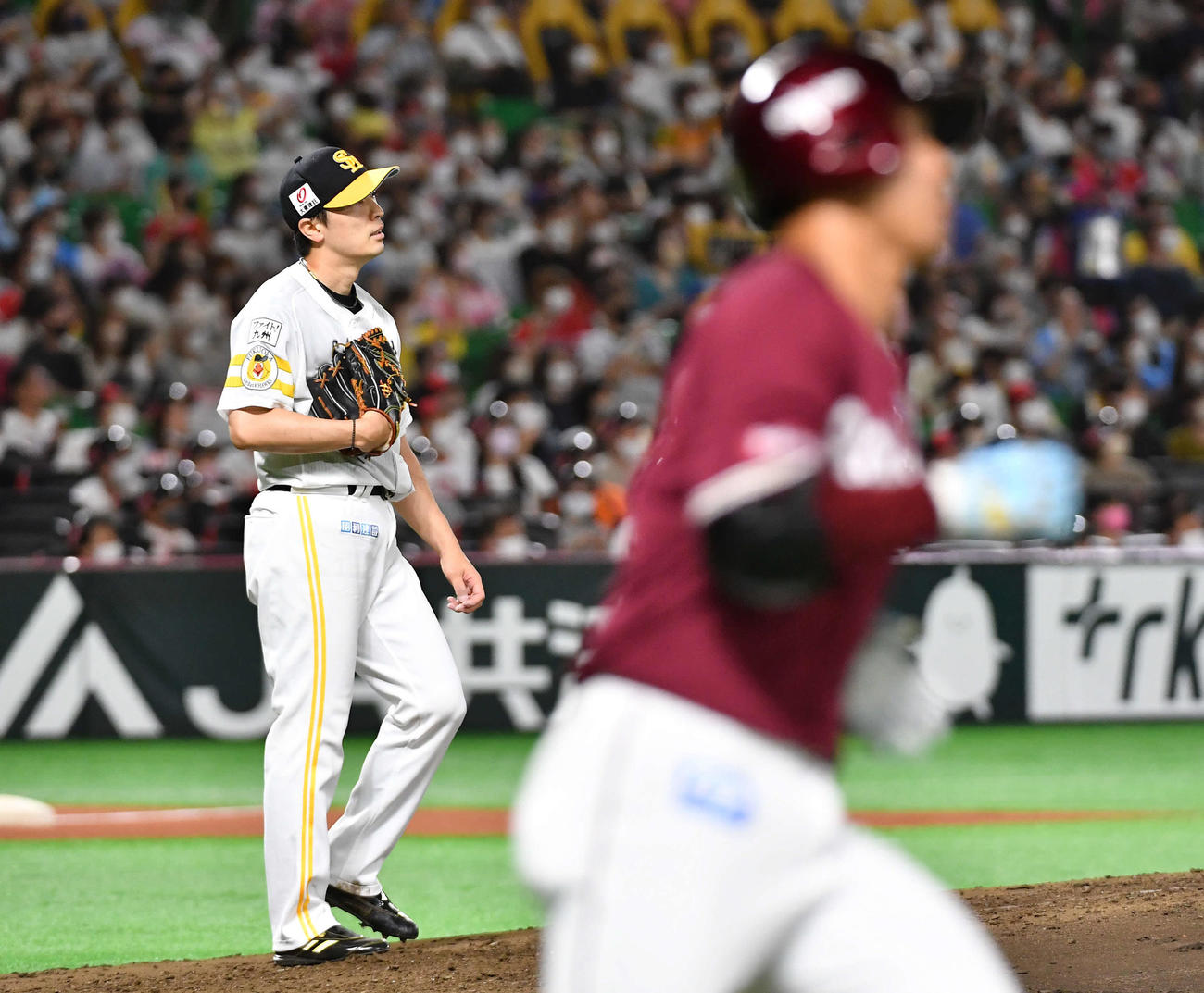 ソフトバンク対楽天　6回表楽天1死、茂木（右）に右越え本塁打を打たれた和田（撮影・岩下翔太）