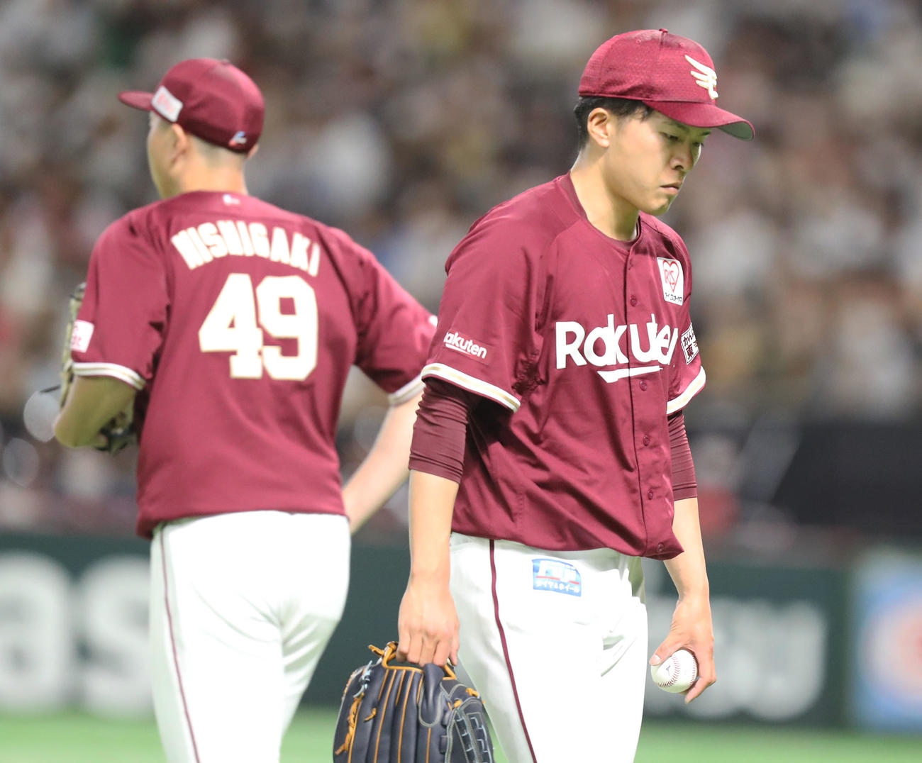 ソフトバンク対楽天　6回裏ソフトバンク2死三塁、降板し悔しげな表情を見せる早川（撮影・屋方直哉）
