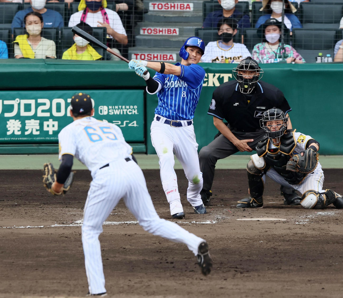 阪神対DeNA 8回表DeNA1死一、二塁、神里は中越え適時三塁打を放つ。投手は湯浅（撮影・加藤哉）