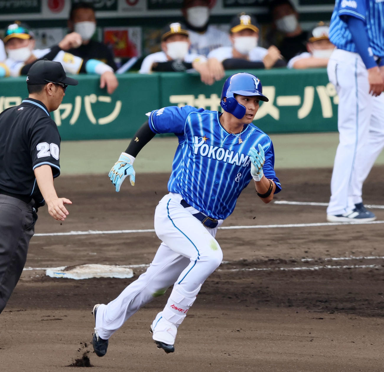 阪神対DeNA 8回表DeNA1死一、二塁、神里は中越え適時三塁打を放つ（撮影・加藤哉）