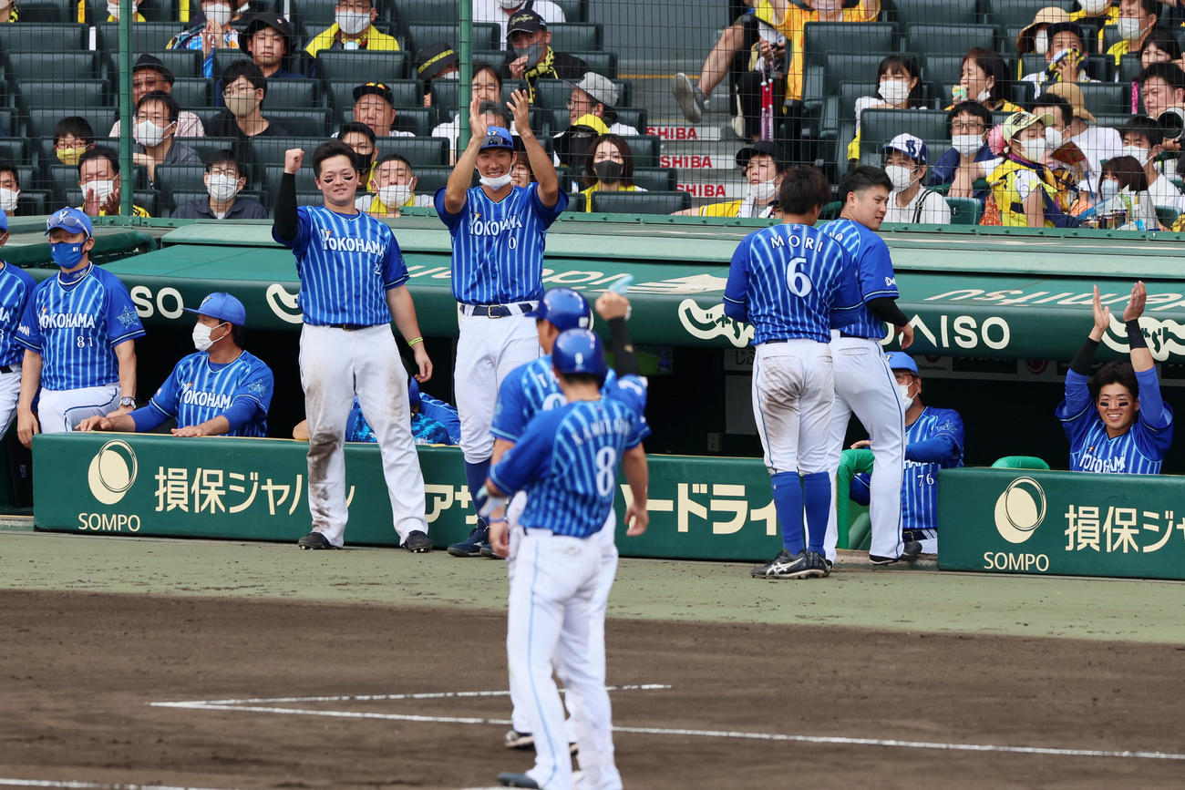 阪神対DeNA 8回表DeNA1死一、二塁、神里が中越え適時三塁打を放ち笑顔でガッツポーズを見せる牧（左）らナインたち（撮影・加藤哉）