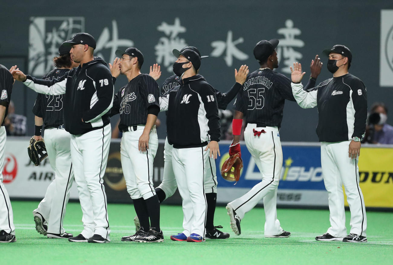 日本ハム対ロッテ　試合終了後、ナインを出迎える左からロッテ・マーティン、荻野、美馬、井口監督（撮影・佐藤翔太）