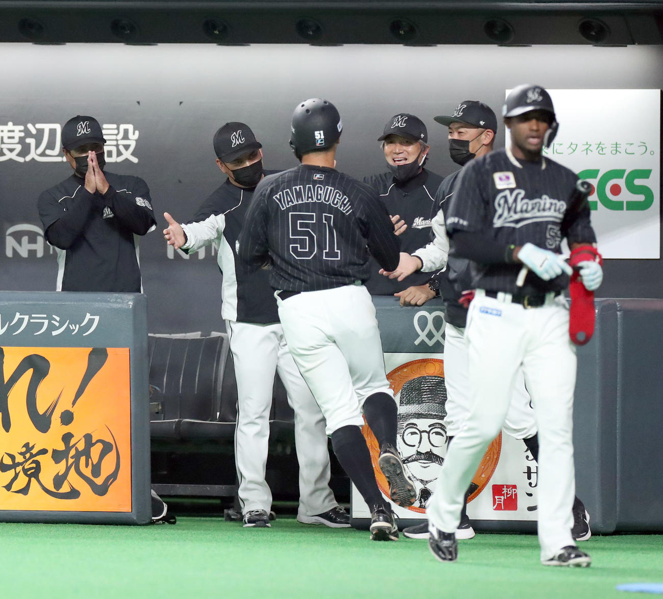 日本ハム対ロッテ　1回表ロッテ1死一塁、安田の適時二塁打で生還した山口を出迎える井口監督（左から2人目）（撮影・佐藤翔太）