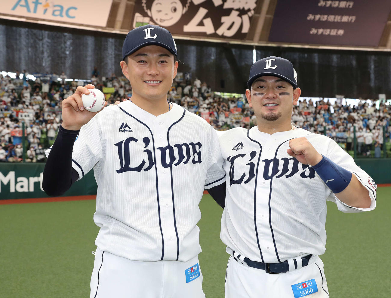 西武対オリックス　プロ初勝利の西武佐々木（左）は森と笑顔（撮影・丹羽敏通）