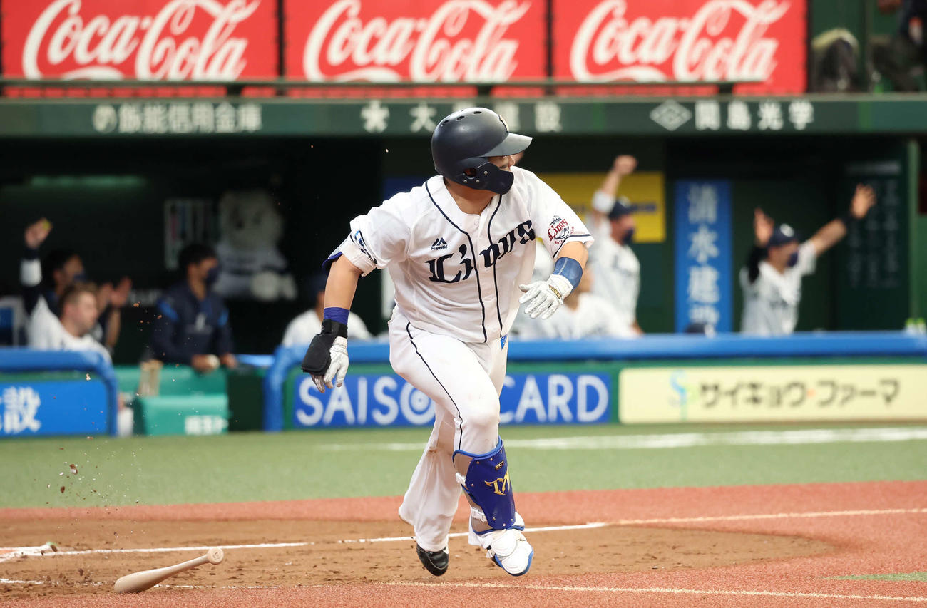 西武対オリックス　4回裏西武2死満塁、森は逆転の2点適時打を放つ（撮影・丹羽敏通）