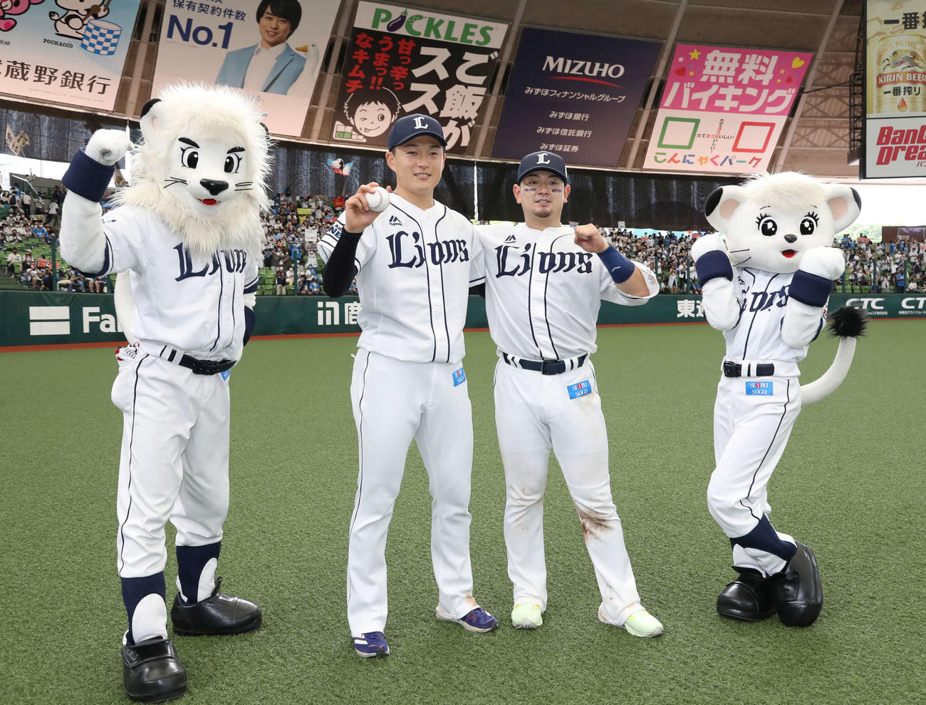 西武対オリックス　プロ初勝利の佐々木（左）と逆転打を放った森（撮影・丹羽敏通）