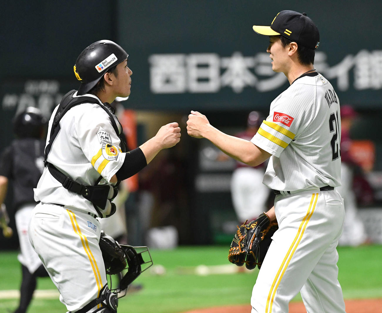 5回表楽天の攻撃を三者凡退に抑え、甲斐（左）とグータッチを交わす和田（撮影・岩下翔太）