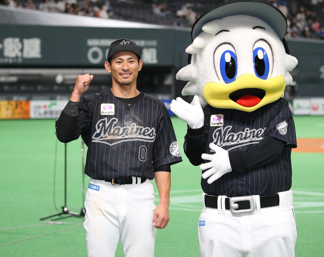 日本ハム対ロッテ　試合後、ガッツポーズの荻野（撮影・黒川智章）