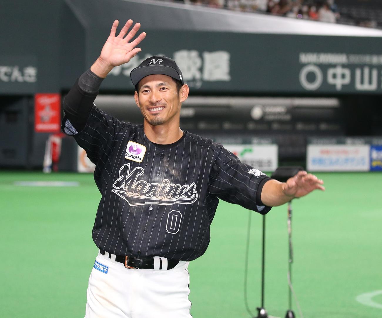 日本ハム対ロッテ　試合後、スタンドのファンに手を振る荻野（撮影・黒川智章）