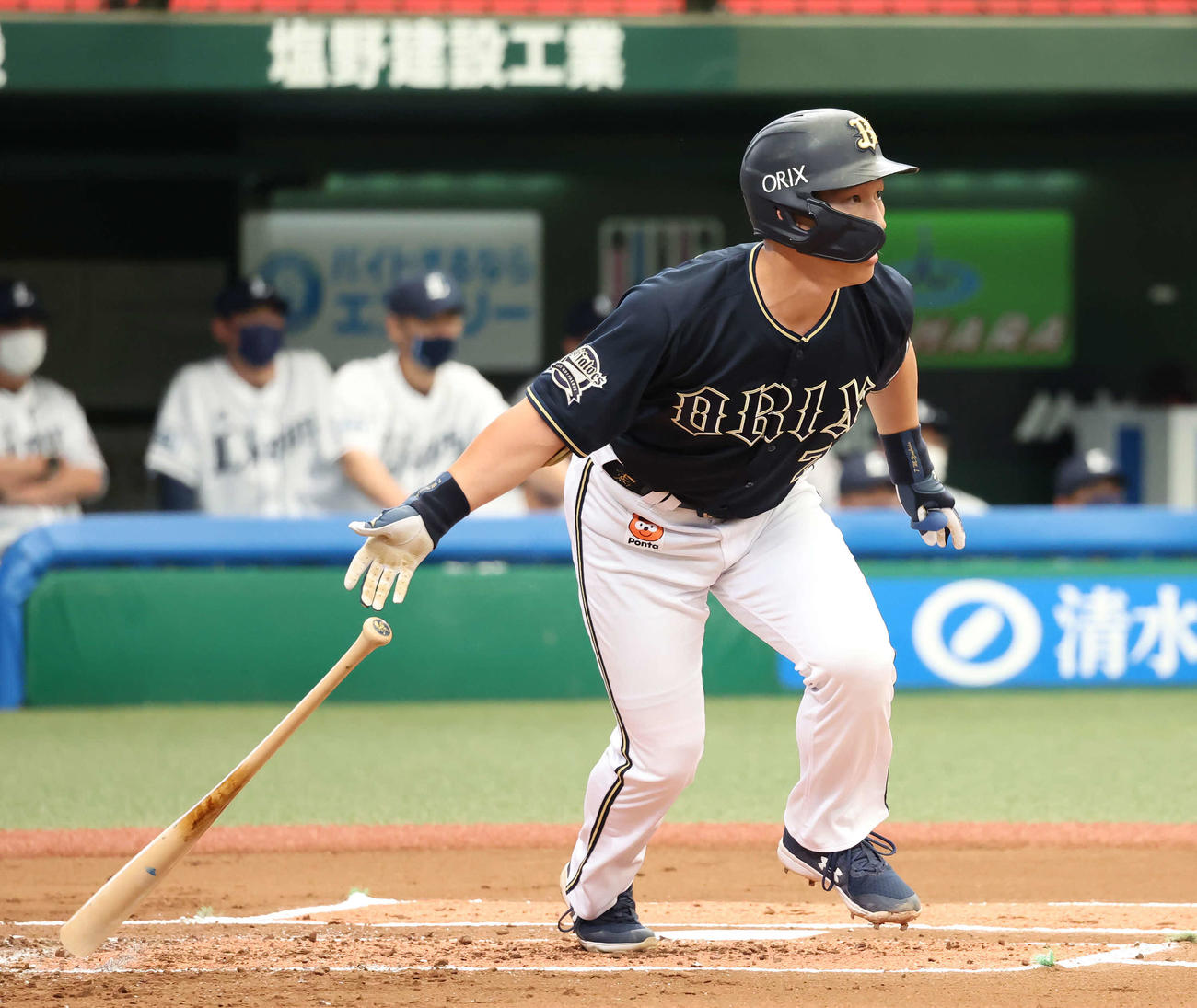 西武対オリックス　1回表オリックス無死一、三塁、吉田正は先制の右前適時打を放つ（撮影・丹羽敏通）