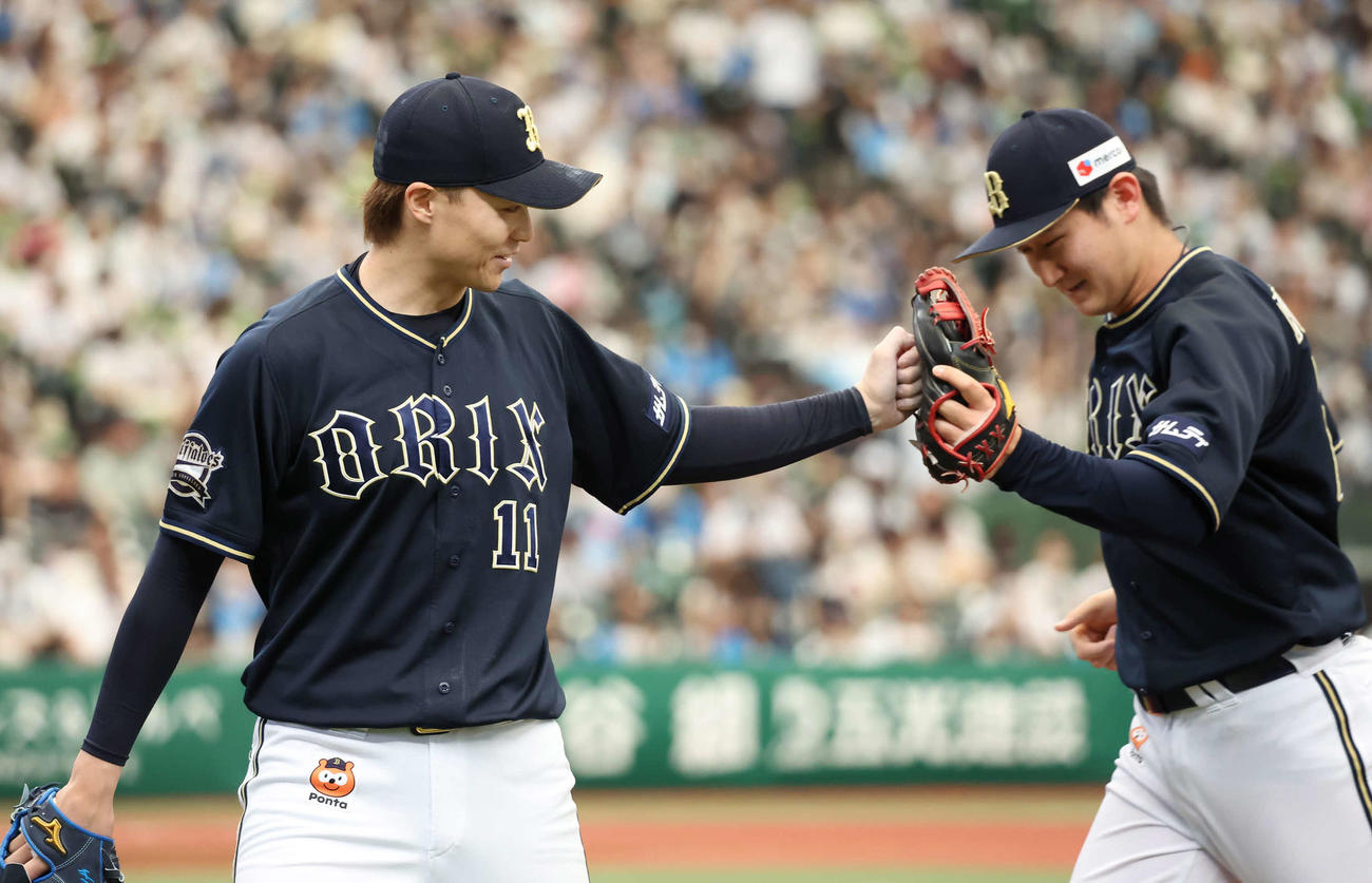 西武対オリックス　1回、好守の遊撃手紅林（右）とタッチを交わすオリックス先発山崎（撮影・丹羽敏通）