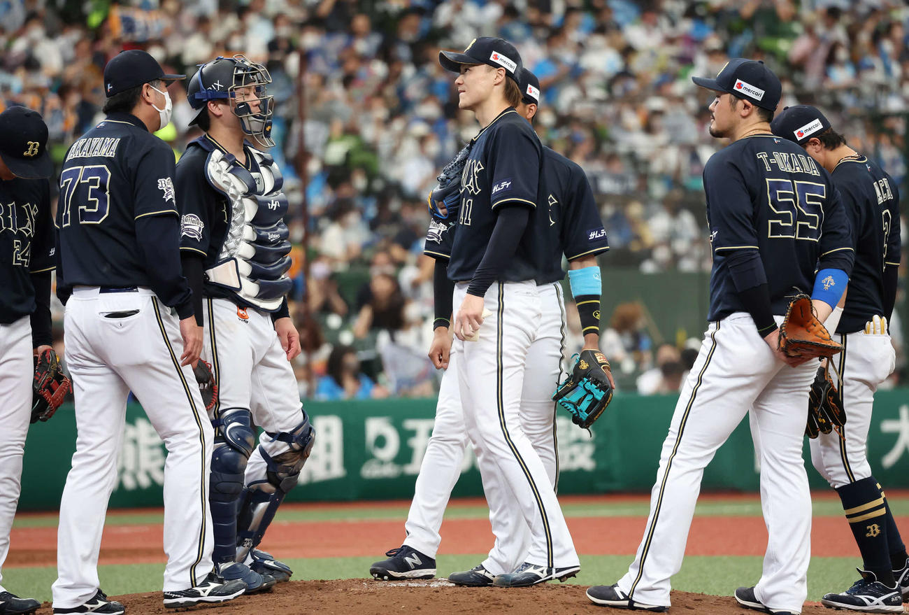 西武対オリックス　4回、ピンチを招いたマウンドの山崎（中央）のもとに集まるオリックス内野陣（撮影・丹羽敏通）