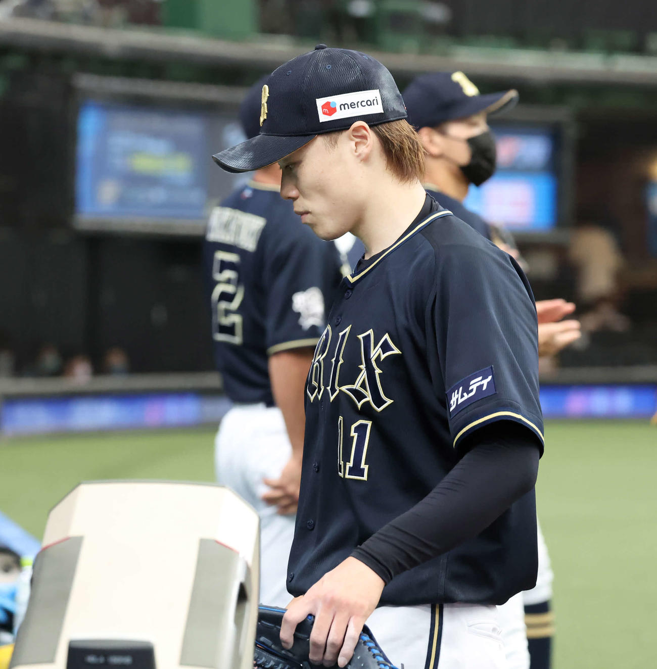 西武対オリックス　4回、逆転を許してベンチへ戻るオリックス先発山崎（撮影・丹羽敏通）