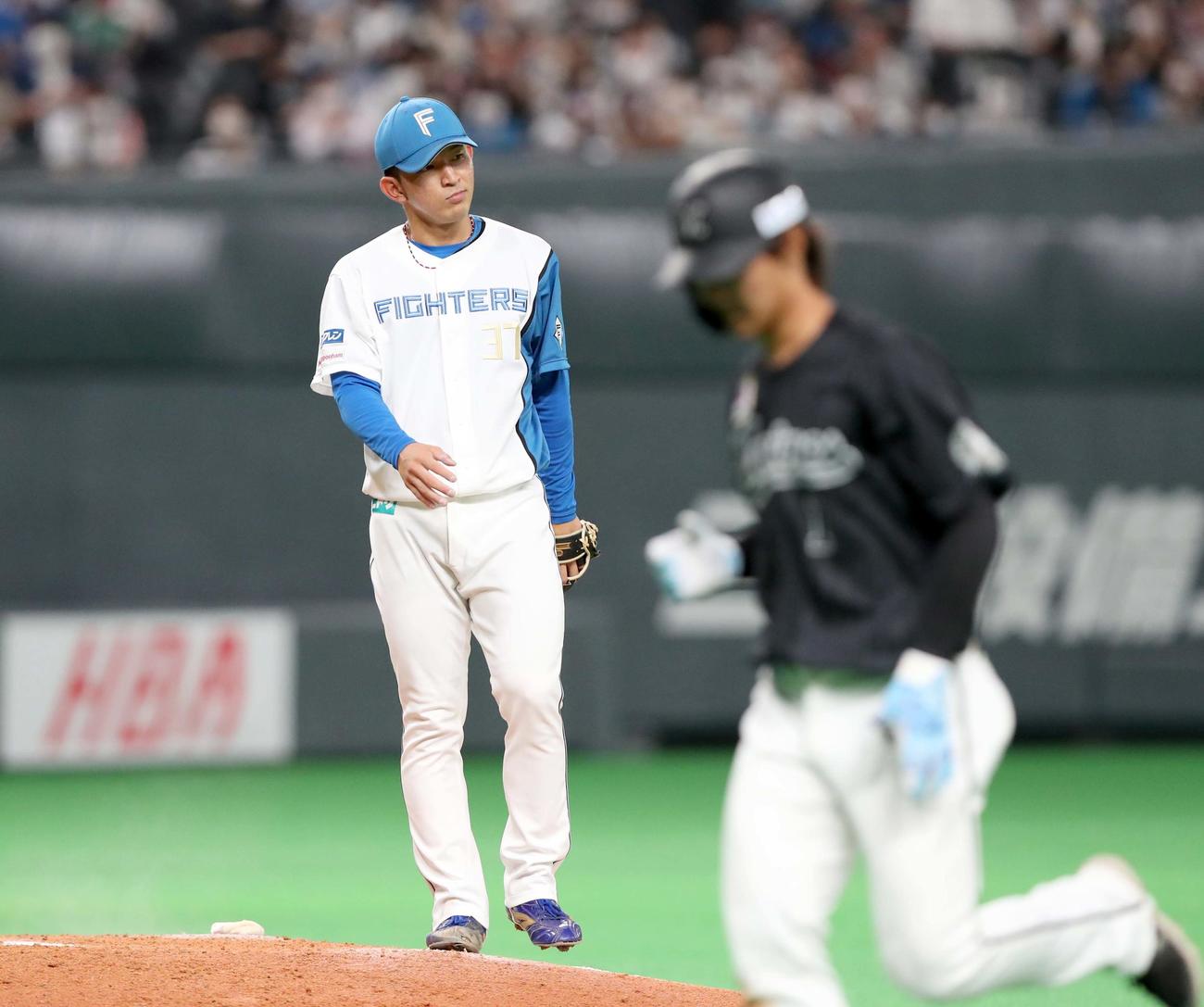 日本ハム対ロッテ　9回表ロッテ1死、藤原（右）を遊邪飛にとる柿木（撮影・黒川智章）