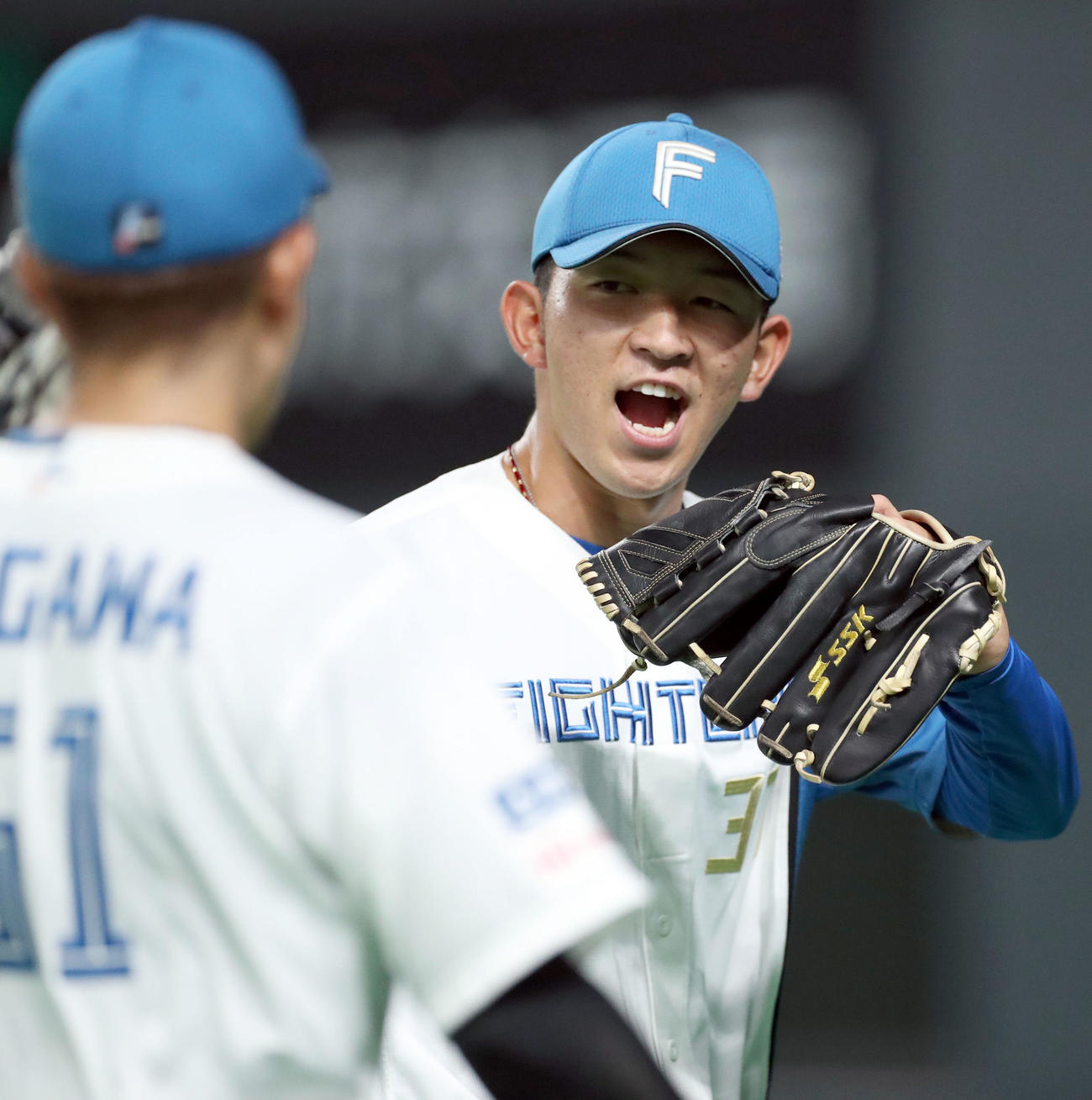 日本ハム対ロッテ　9回表を無失点に抑え笑顔でベンチに戻る柿木（撮影・佐藤翔太）