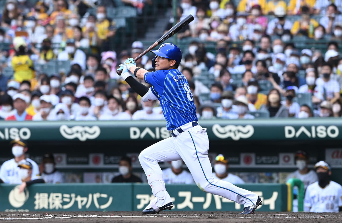 阪神対DeNA 8回表DeNA1死一、二塁、神里は中越え適時2点三塁打を放つ（撮影・前岡正明）