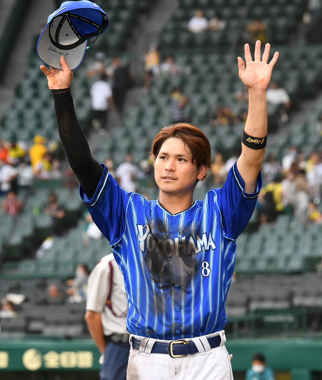 阪神対DeNA　ヒーローの神里はファンの祝福に応える（撮影・前岡正明）