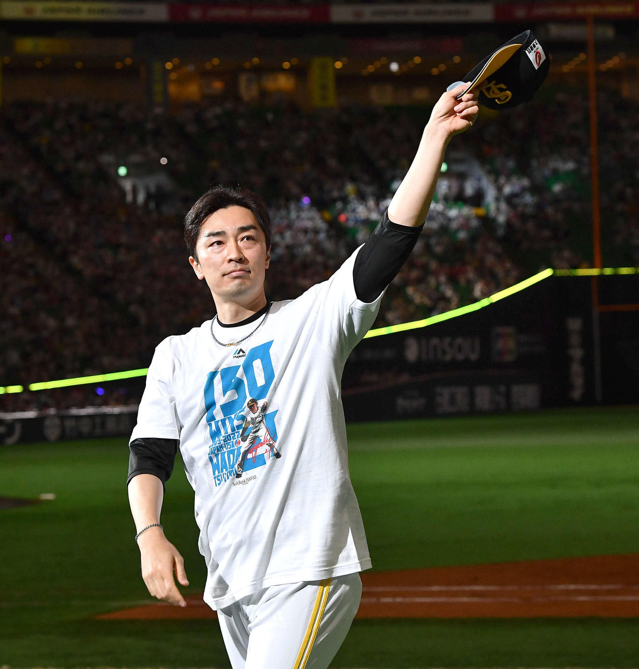日米通算150勝と奪三振の球団新記録を達成した和田は、記念Tシャツを着てファンに手を振る（撮影・岩下翔太）